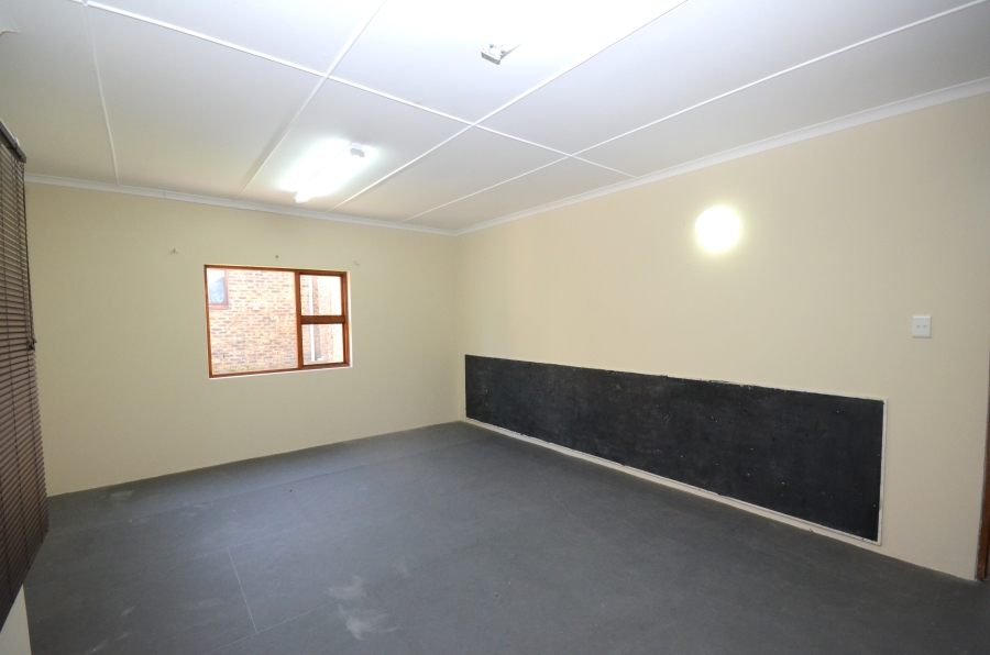To Let Commercial Property for Rent in Beacon Bay Eastern Cape